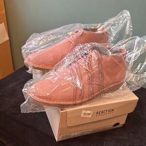 Kenneth Cole Reaction Pink Lace-Up Shoes